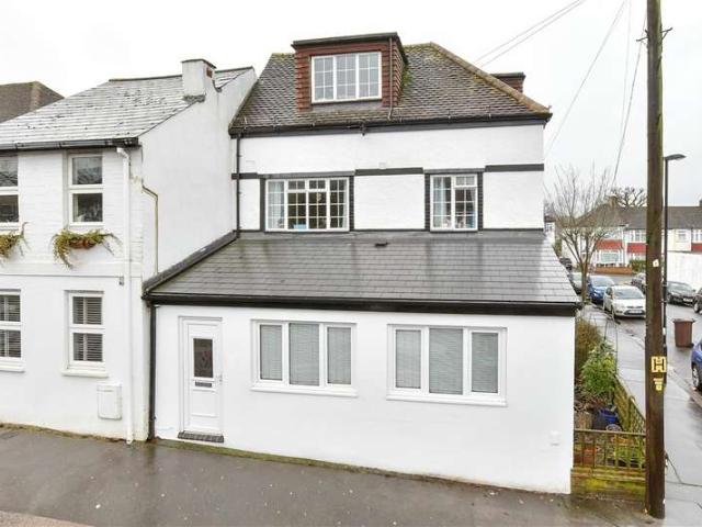 Maisonette for sale in London Borough of Croydon, Shirley