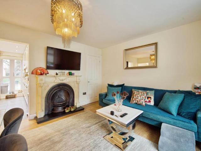 Flat for sale in Bowes, Greater London