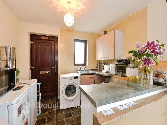 Flat for sale in Vange, Essex