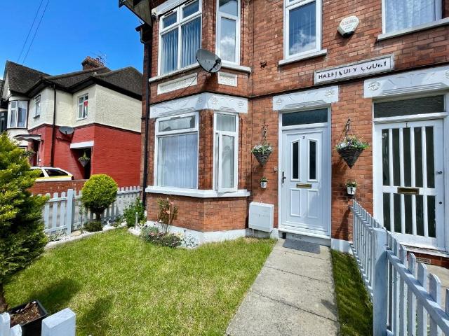 Flat for sale in Spring Park, Luton