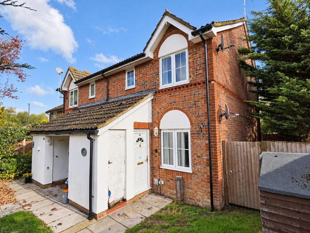 Flat for sale in Maidenbower, Crawley