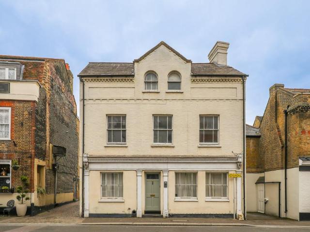 Flat for sale in Hampton, Greater London