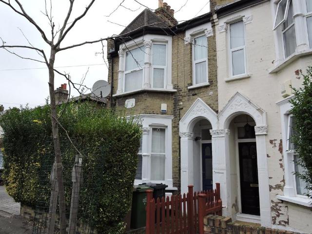Flat for sale in Chingford, Greater London
