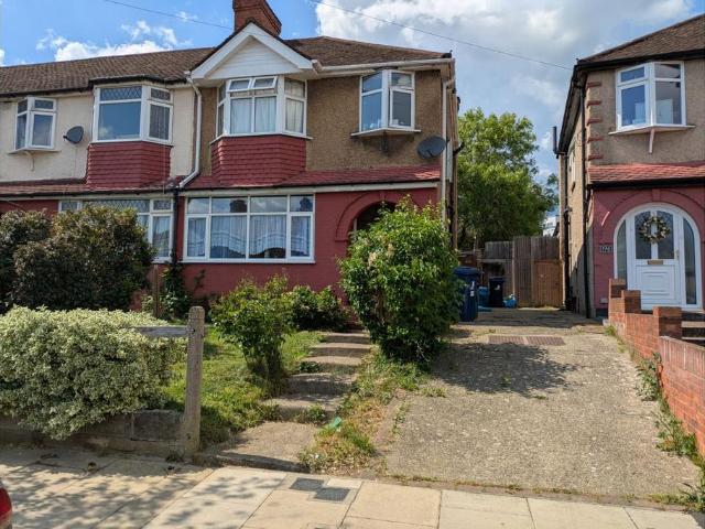 Flat for sale in London Borough of Ealing, Greater London