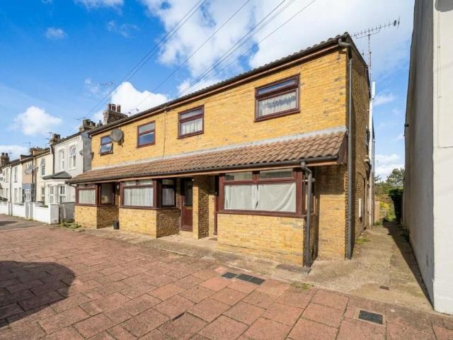 Flat for sale in Worcester Park Estate, Dartford