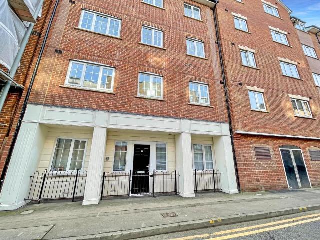Flat for sale in Spring Park, Luton