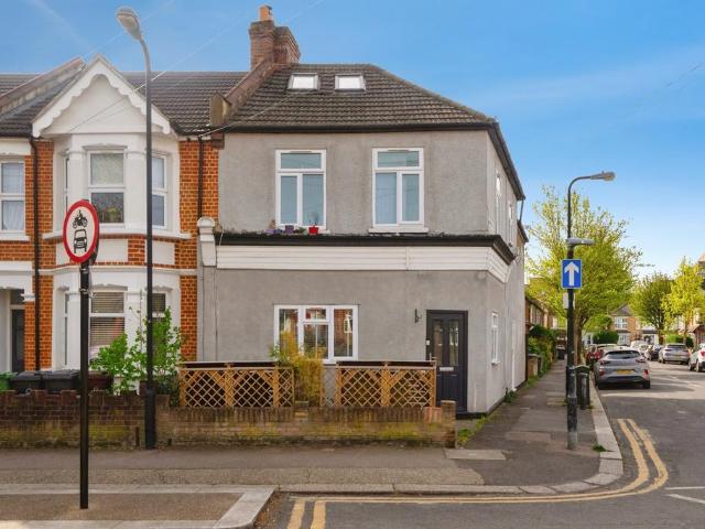 Flat for sale in Upper Walthamstow, Greater London