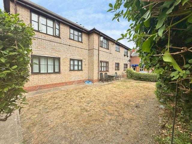 Flat for sale in Brightlingsea, Dale Hill