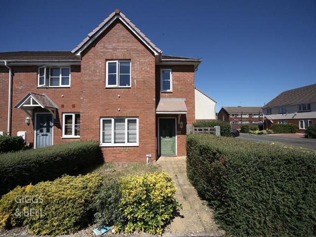 Flat for sale in Spring Park, Luton