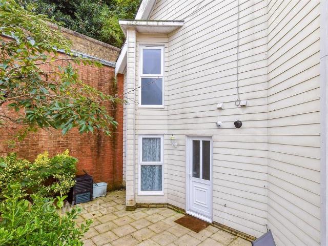 Flat for sale in Tower Hamlets, Dover
