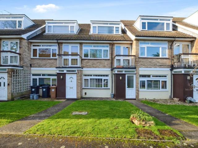 Flat for sale in Bushey, Bushey Heath