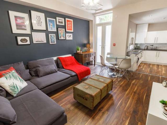House for rent in Elm Park, Calderstones