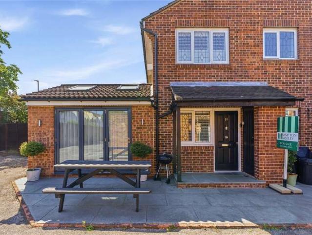 House for sale in Summerstown, Greater London