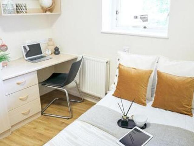 House for rent in Calderstones