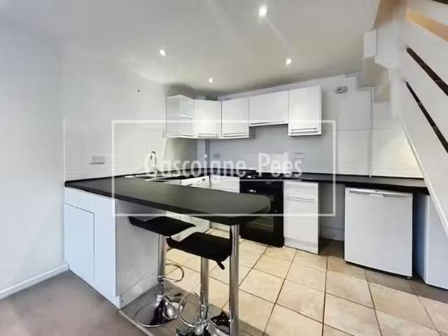House for rent in Heol-las, Surrey