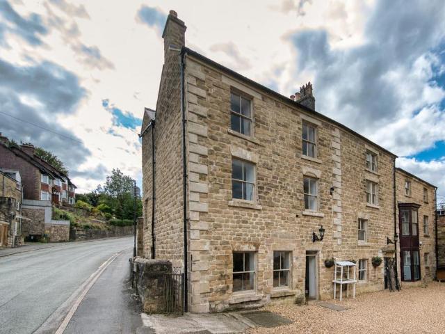 House for sale in Charlesworth, East Midlands