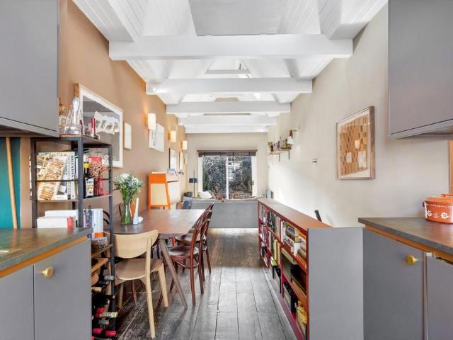 House for sale in Shacklewell, Greater London