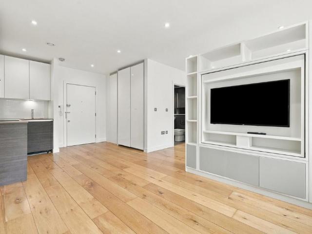 Flat for sale in London Borough of Hounslow, Greater London