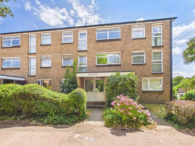 Flat for sale in London Borough of Croydon, Forestdale