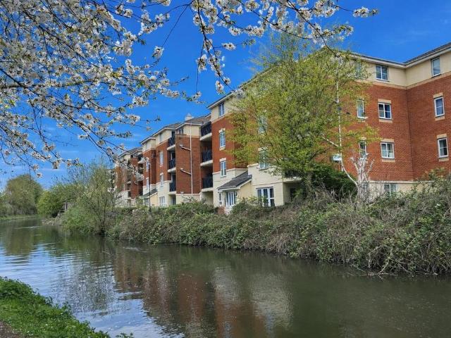 Flat for sale in Cherry Orchard, Fold Hill