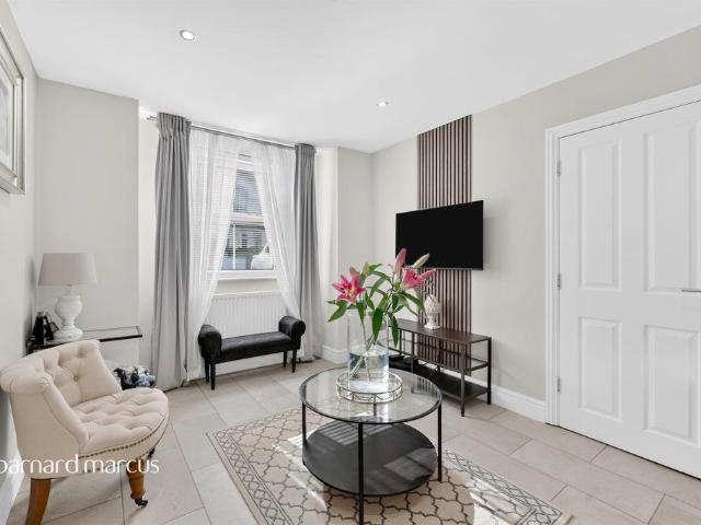 Flat for sale in Worcester Park, Greater London