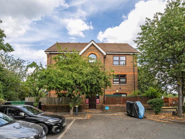 House for sale in Yeading, Greater London