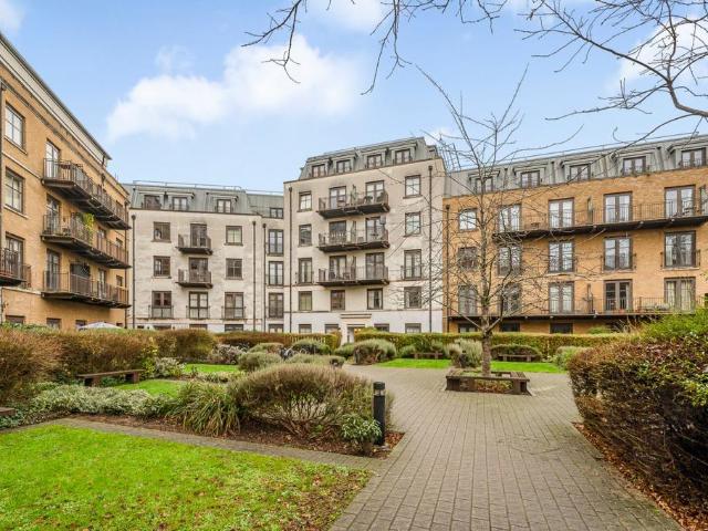 Flat for sale in Highbury, Greater London