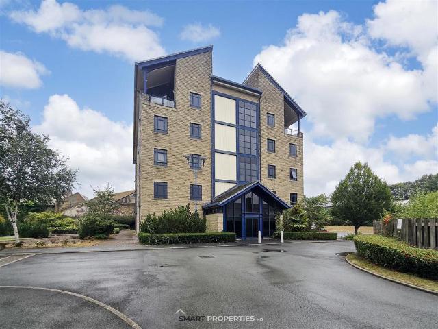 Flat for sale in Lindley, West Yorkshire