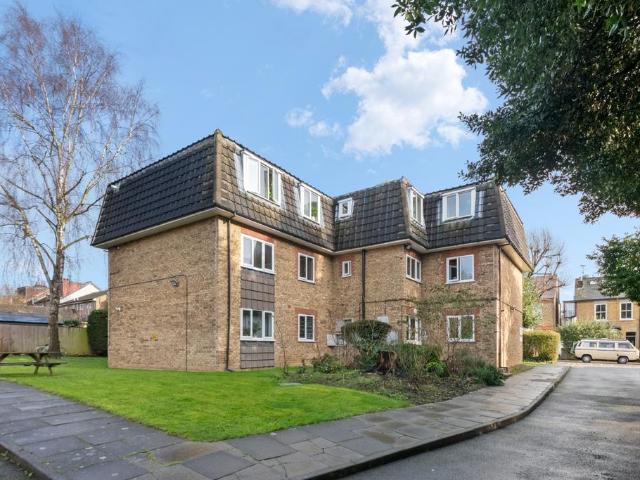 Flat for sale in London Borough of Ealing, Greater London