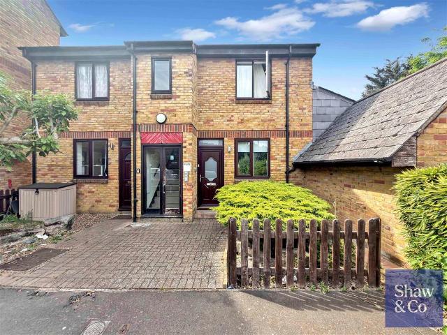 Flat for sale in London Borough of Hounslow, Greater London