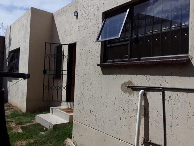 House for rent in Meadowlands West Zone 10, Soweto