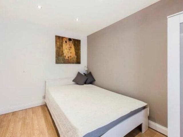 House for rent in Queen's Park, Greater London