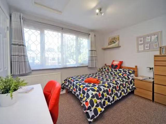 House for rent in Row Town, Surrey