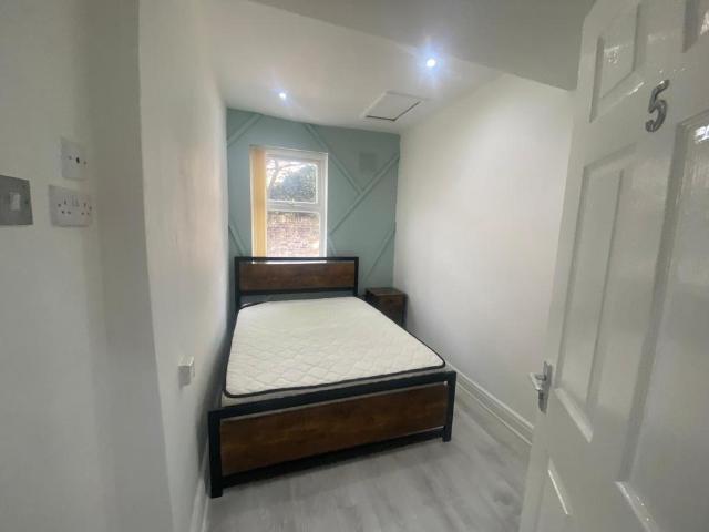 House for rent in Calderstones