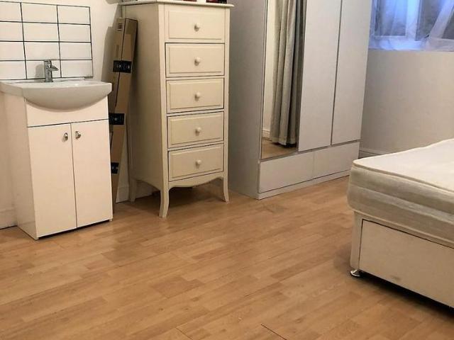 House for rent in London Borough of Ealing, Park Royal