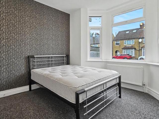 Flat for rent in Holywell Estate, North Watford