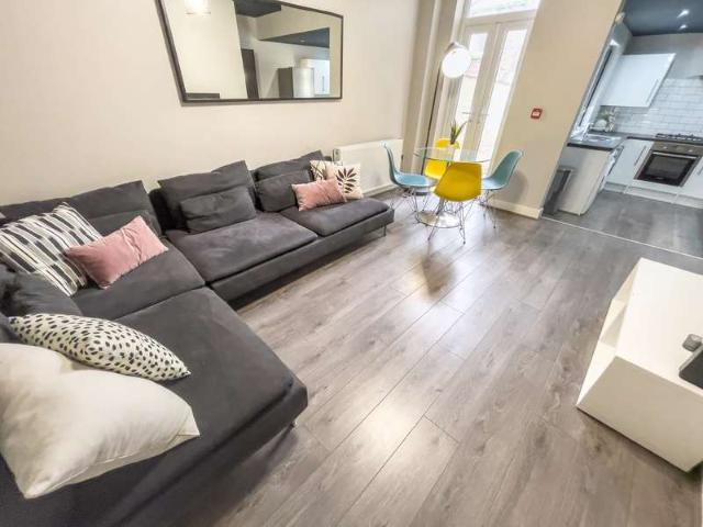 Room for rent in Kensington, Calderstones