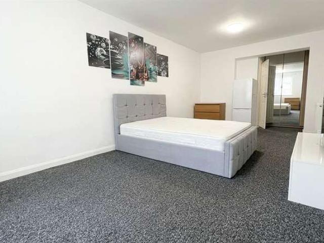 Room for rent in Fairlop, Greater London