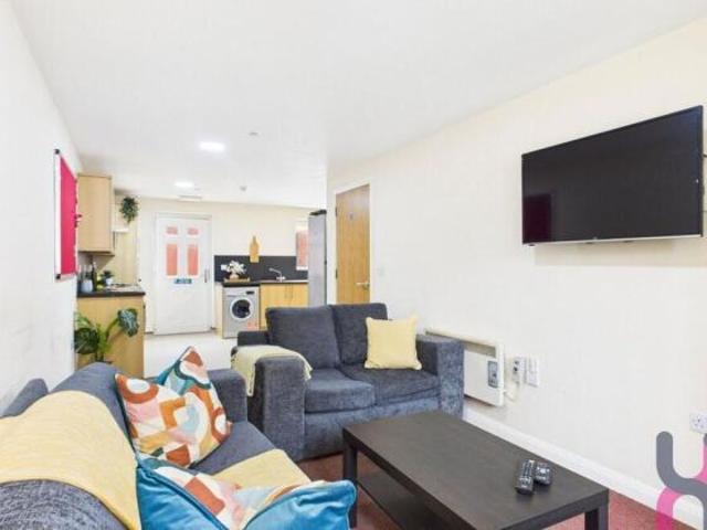Room for rent in South Lane, West Yorkshire