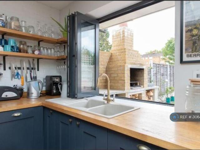 Room for rent in Cat Hill, England