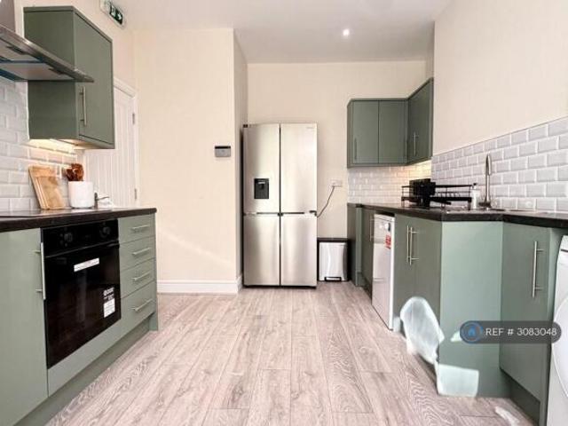 Studio for rent in Cat Hill, England