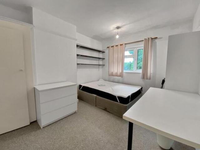 Room for rent in Gipsy Lane Estate, The Slade