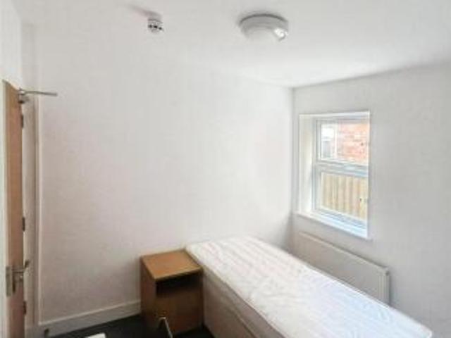 Room for rent in Headington Shops, The Slade