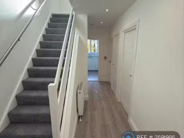 House for rent in How Wood, Five Acres