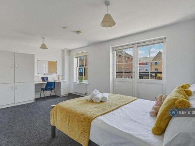 Room for rent in Charlesworth, East Midlands