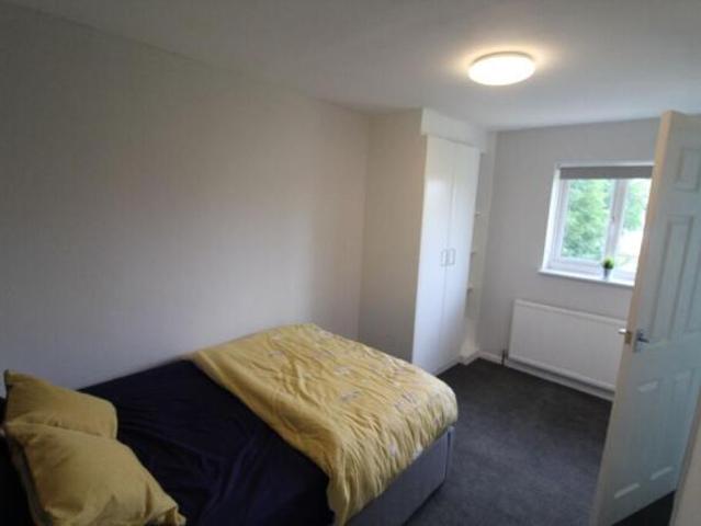 Room for rent in South Lane, West Yorkshire