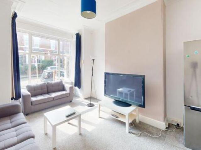 Room for rent in Little Stanmore, Greater London