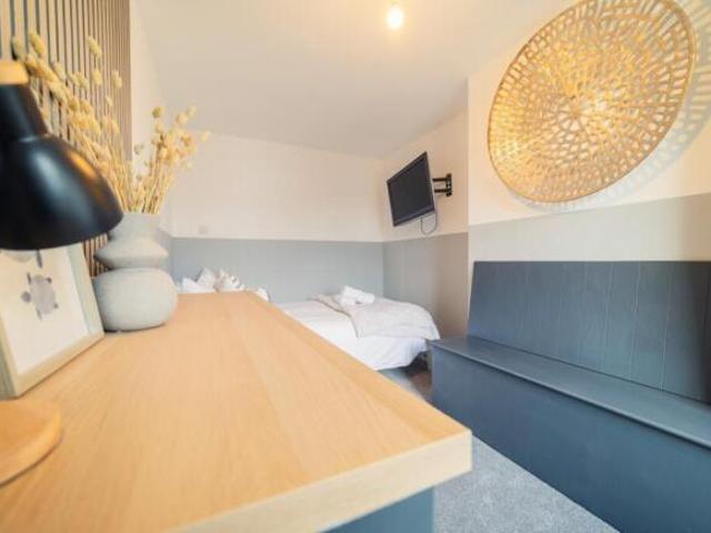 Room for rent in Falcon Lodge, Wales