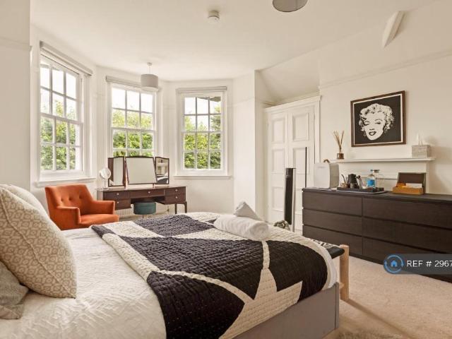Room for rent in Summerstown, Greater London