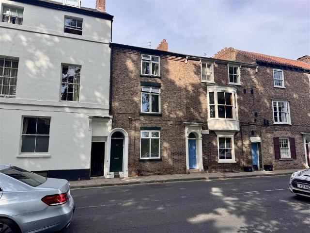 Room for rent in High Field, York